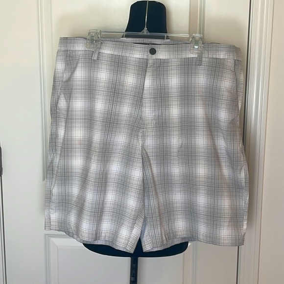 Men’s Chaps Golf 78 Plaid Shorts Size 40 - Picture 1 of 6